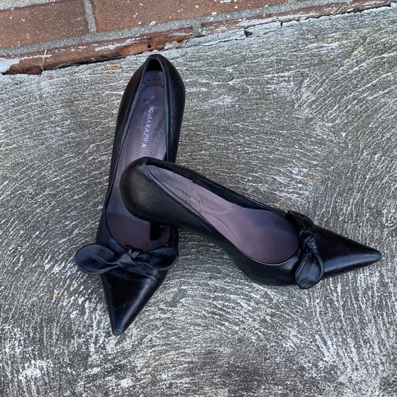 BCBG Maxazra Bow Shoe - Picture 2 of 6